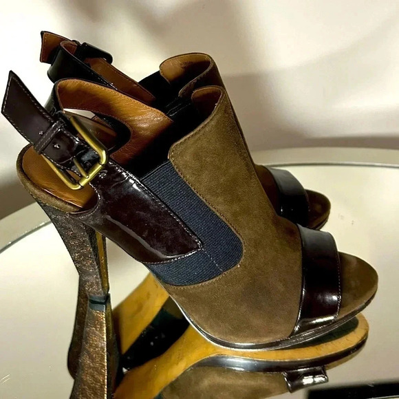 Gently Worn Donald J. Pliner Morgan Brown and Black Leather Sandals, Size 9. - Picture 3 of 10